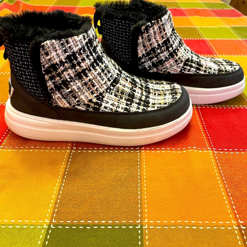 Hey Dudes Womens ankle heights multi colored size 8